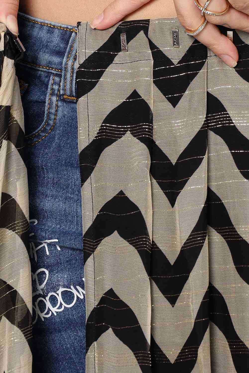 Buy Maya Cream & Black Zigzag Georgette One Minute Saree Online - Zoom In