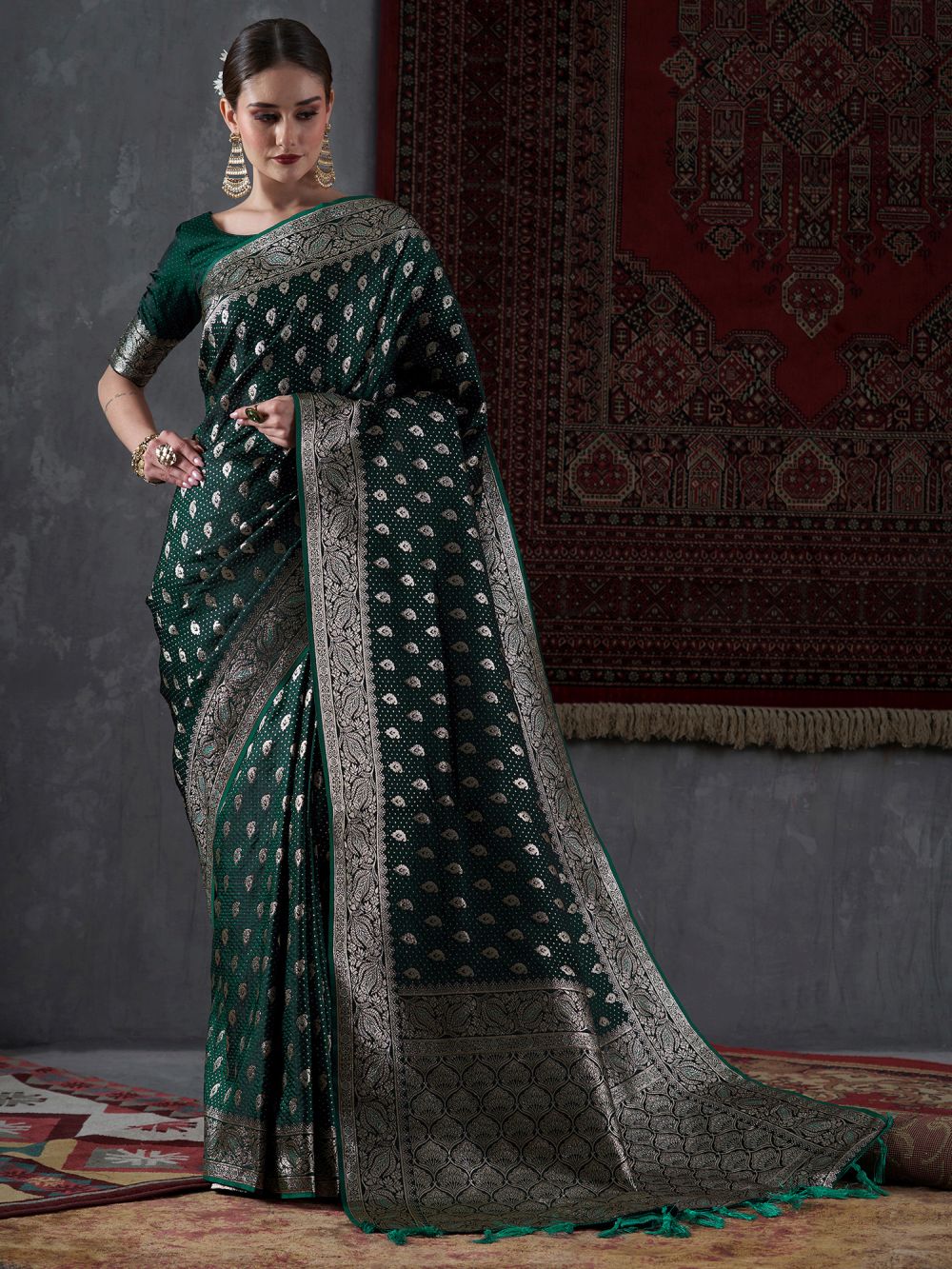 Buy Priya Dark Green Silk Blend Banarasi Ethnic Motif Saree Online