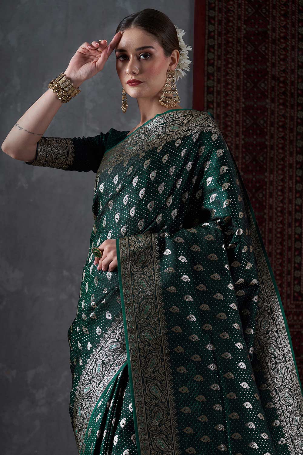 Buy Priya Dark Green Silk Blend Banarasi Ethnic Motif Saree Online - One Minute Saree