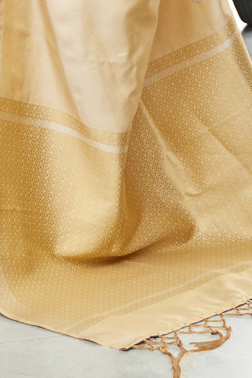 Shop Ilyssa Silk Blend Gold Woven Design Handloom One Minute Saree at best offer at our  Store - One Minute Saree